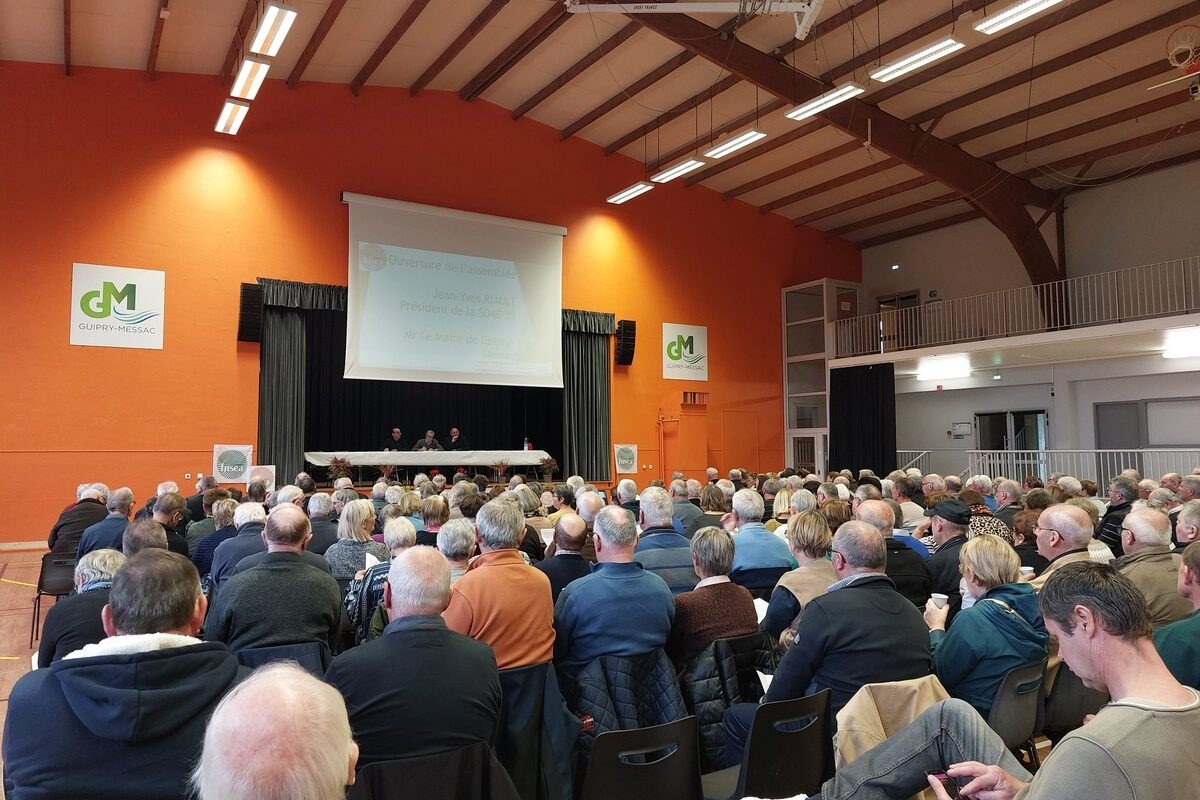 une salle avec des personnes assises - Illustration « 85 % du Smic pour toutes les carrières »