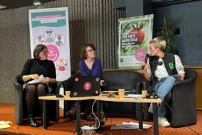 Trois femmes assises autour d'une table lors d'un débat