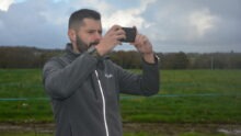 Une personne prend une photo avec un smartphone