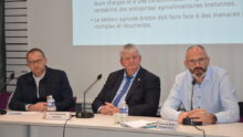 Trois hommes à une tribune
