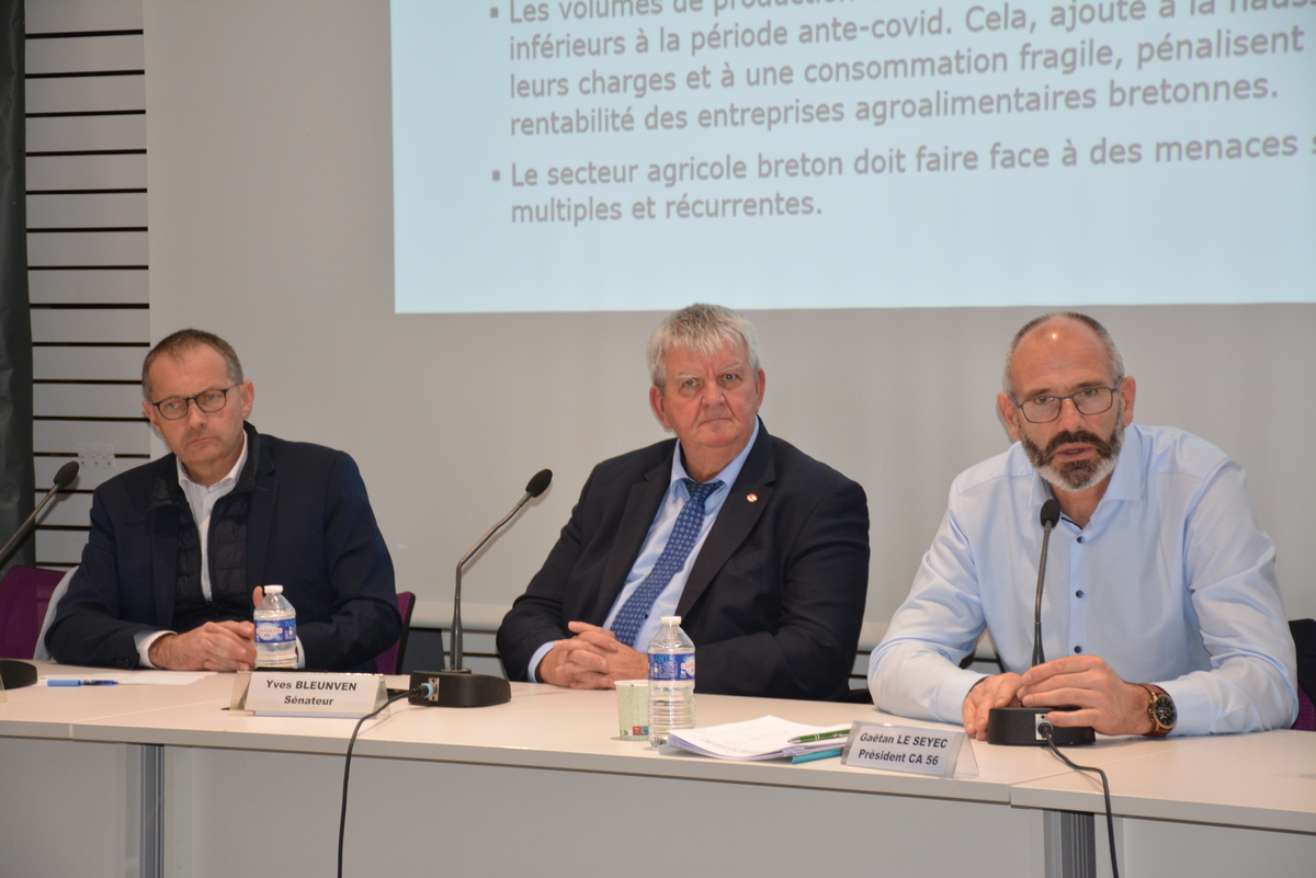 Trois hommes à une tribune - Illustration « De la solidarité territoriale pour soutenir l’élevage »