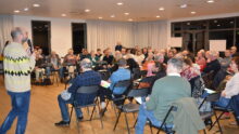 Groupe de personnes dans une salle