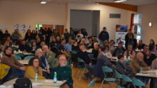 Une assemblée de personnes dans une salle