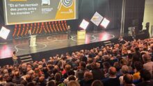 Une assemblée dans une salle de conférence