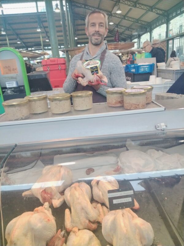 Olivier Renault, éleveur à Louvigné-de-Bais (35) et président de l’association des producteurs de poulets « Coucou de Rennes » sur le marché de Rennes. 