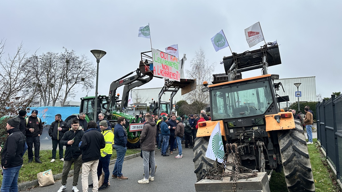 Des manifestants avec des drapeaux et des pancartes accrochés sur des tracteurs - Illustration La révision du Sage Vilaine est reportée
