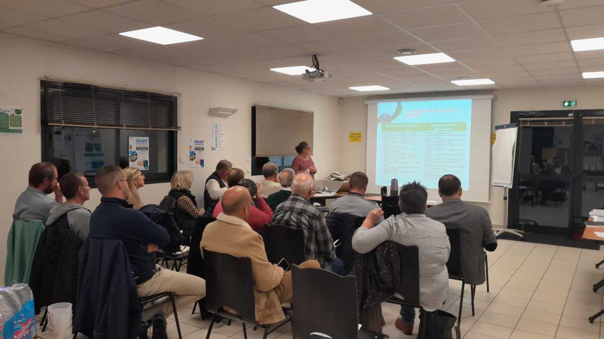 Un groupe de personnes dans une salle en visio - Illustration Des actions pour le maintien de l’élevage