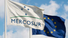 Le drapeau du mercosur et de l'Europ en haut d'un mat, celui du mercosur devant celui de l'Europe