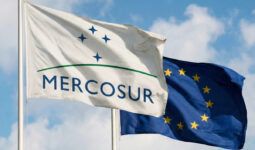 Le drapeau du mercosur et de l'Europ en haut d'un mat, celui du mercosur devant celui de l'Europe