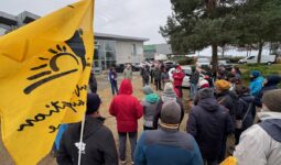 Un rassemblement de personne avec des drapeux de la Confédération Paysanne