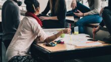 étudiants autour d'une table