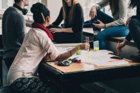 étudiants autour d'une table