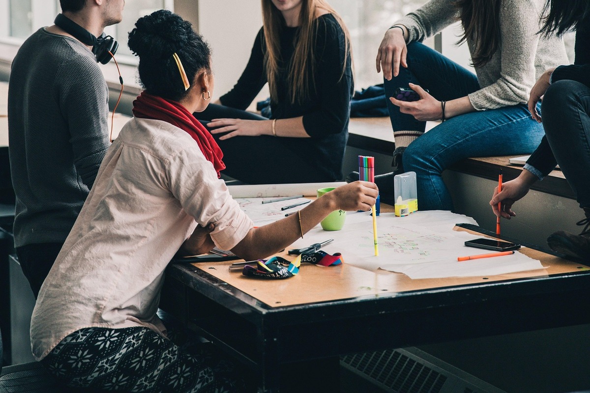 étudiants autour d'une table - Illustration Employeur : La génération Z et le monde du travail