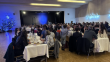 Des personnes dans une salle pour un repas de Noël