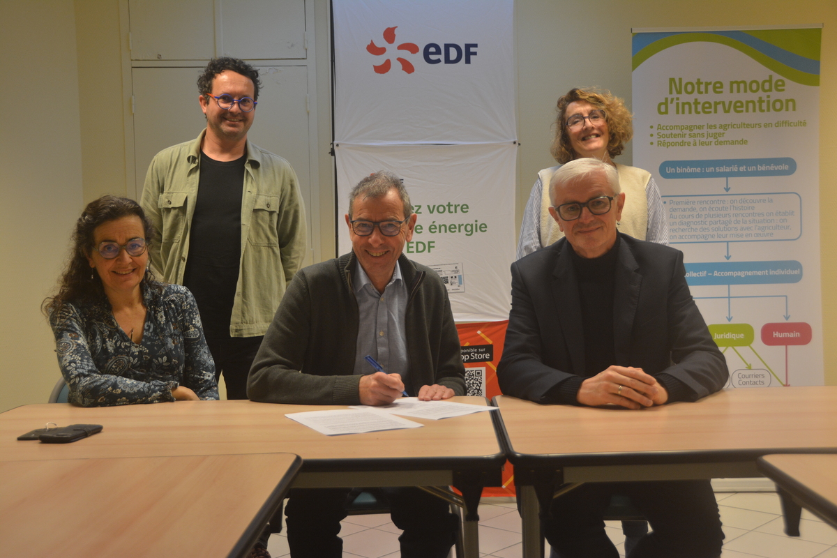 Des personnes signent une convention - Illustration Une convention contre la précarité énergétique