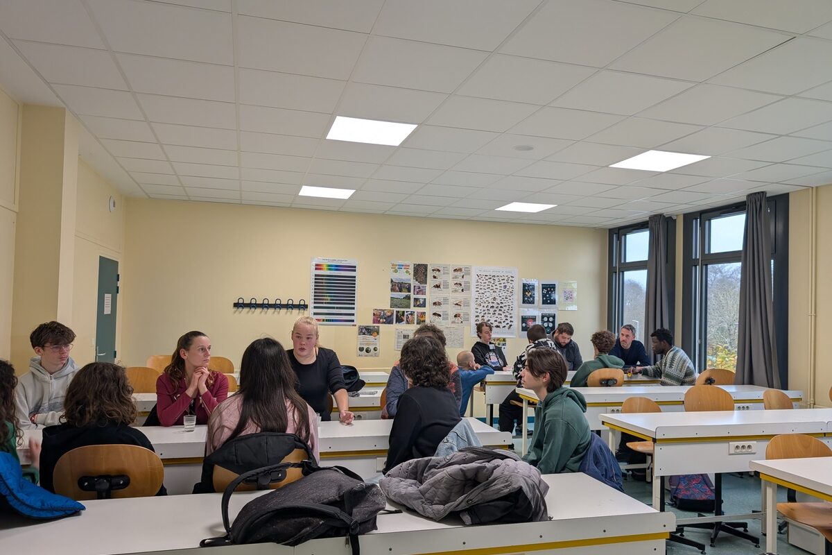 Des professionnels et des élèves dans une salle de classe - Illustration Une demi-journée avec des professionnels