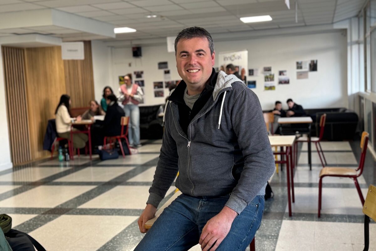 Un homme souriant dans le foyer d'un établissement scolaire - Illustration L’équipe de chauffeurs fait la force de l’ETA