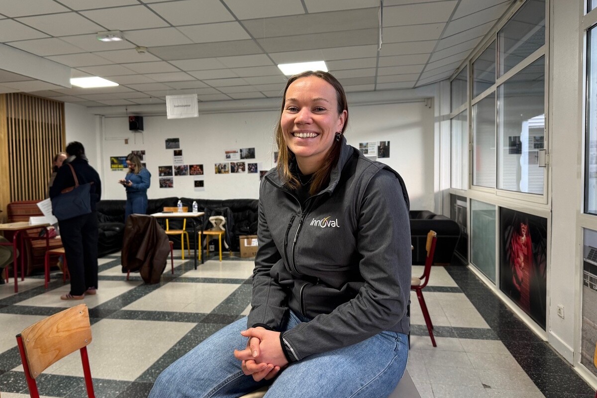 une femme assise sur une table dans une salle de classe - Illustration « Le conseil autour de la reproduction bovine me plaît »