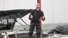 Portrait de Paul Loiseau, skipper Espoir Région Bretagne-CMB, sur le pont de son voilier