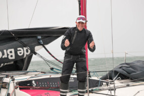 Portrait de Paul Loiseau, skipper Espoir Région Bretagne-CMB, sur le pont de son voilier