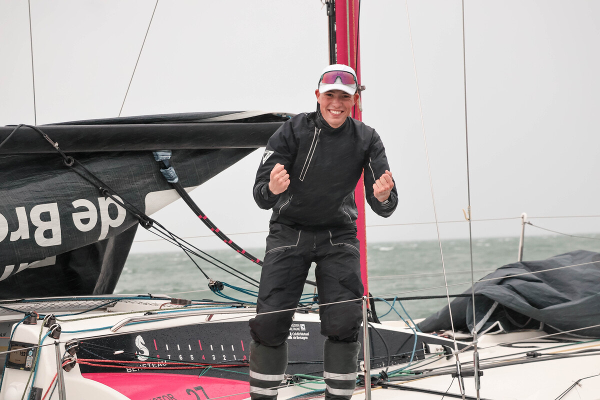 Portrait de Paul Loiseau, skipper Espoir Région Bretagne-CMB, sur le pont de son voilier - Illustration Rêve de gosse