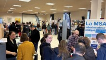 Des personnes dans une salle