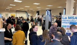 Des personnes dans une salle