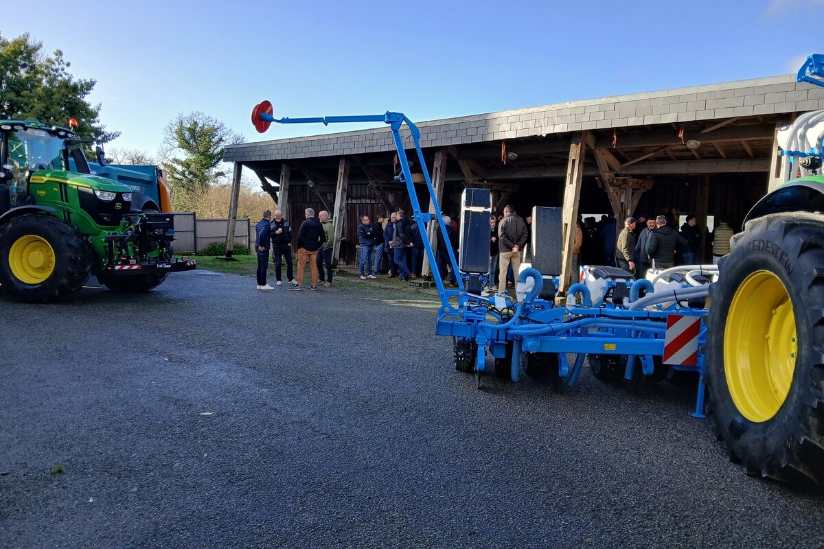 Des tracteurs, du métériel agricole et des personnes dans une cour de ferme - Illustration Le point sur les boîtiers connectés