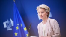 Ursula von der Leyen, présidente de la Commission européenne.à un pupitre