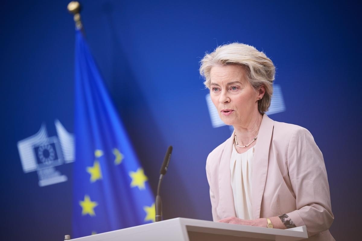 Ursula von der Leyen, présidente de la Commission européenne.à un pupitre - Illustration Une rallonge de 45 Md €