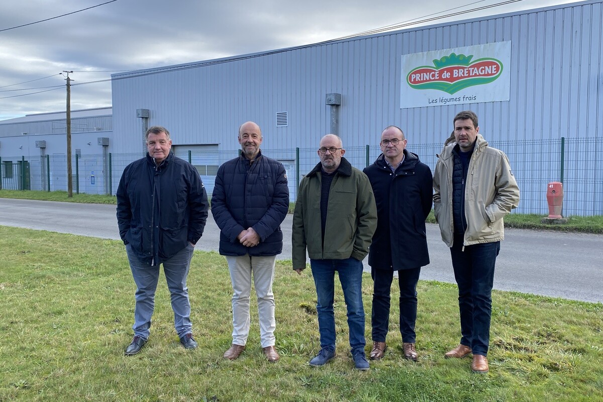 Des hommes devant un hangar Prince de Bretagne - Illustration Rémunérer tous les maillons : Accepter le vrai prix des légumes