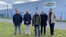 Des hommes devant un hangar Prince de Bretagne