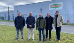 Des hommes devant un hangar Prince de Bretagne