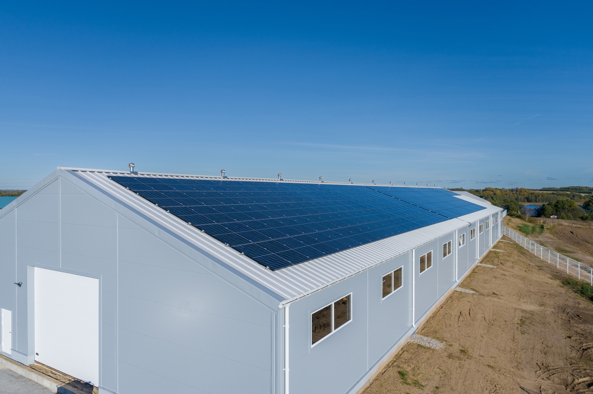 Image de synthèse d'un bâtiment agricole avec une couverture en panneaux photovoltaïques - Illustration Photovoltaïque :  quels projets pour 2026 ?