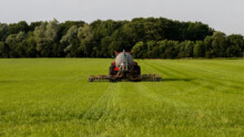 Un tracteur en train d'épandre du lisier dans un champ de culture