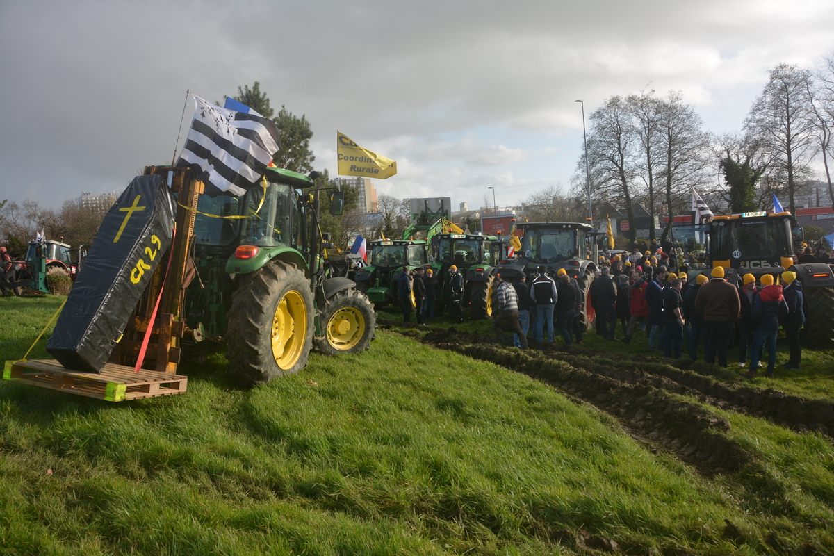 Des tracteurs sur un rond point - Illustration « Ce modèle nous mènera à la ruine »