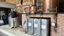 Un homme dans une distillerie de whisky