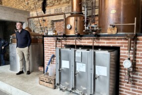 Un homme dans une distillerie de whisky
