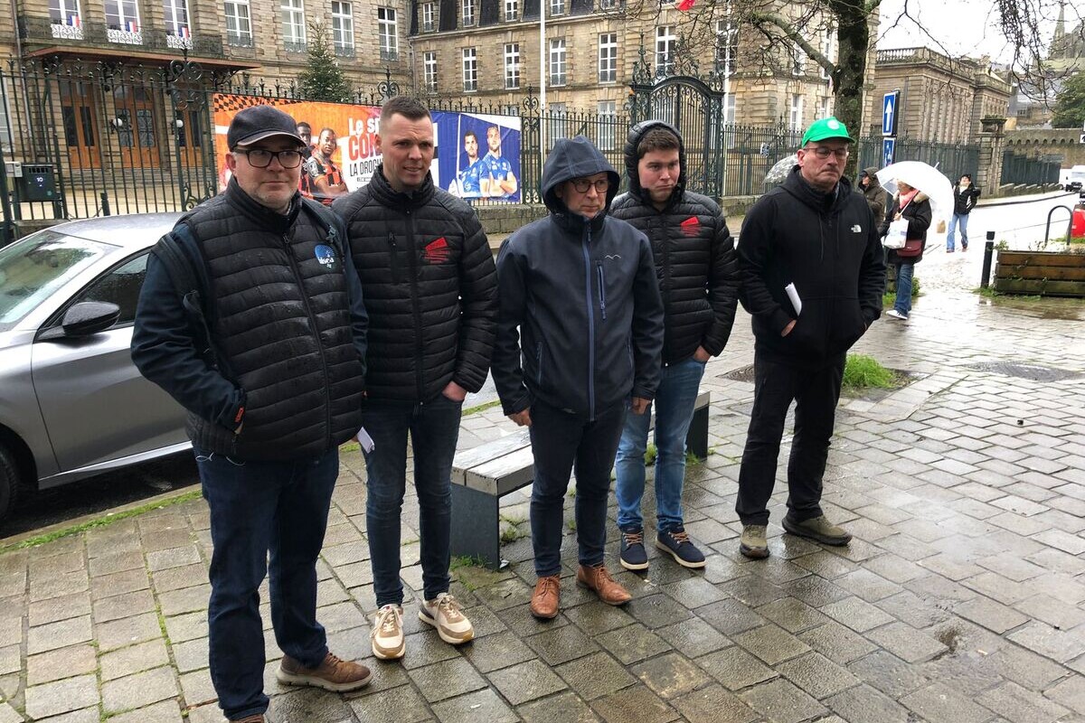 Cinq hommes sur un trottoir par un temps pluvieux - Illustration La FDSEA et les JA 56 demandent des actes concrets