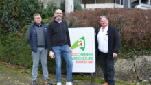 Deux hommes et une femme devant un panneau de la Chambre d'agriculture du Morbihan