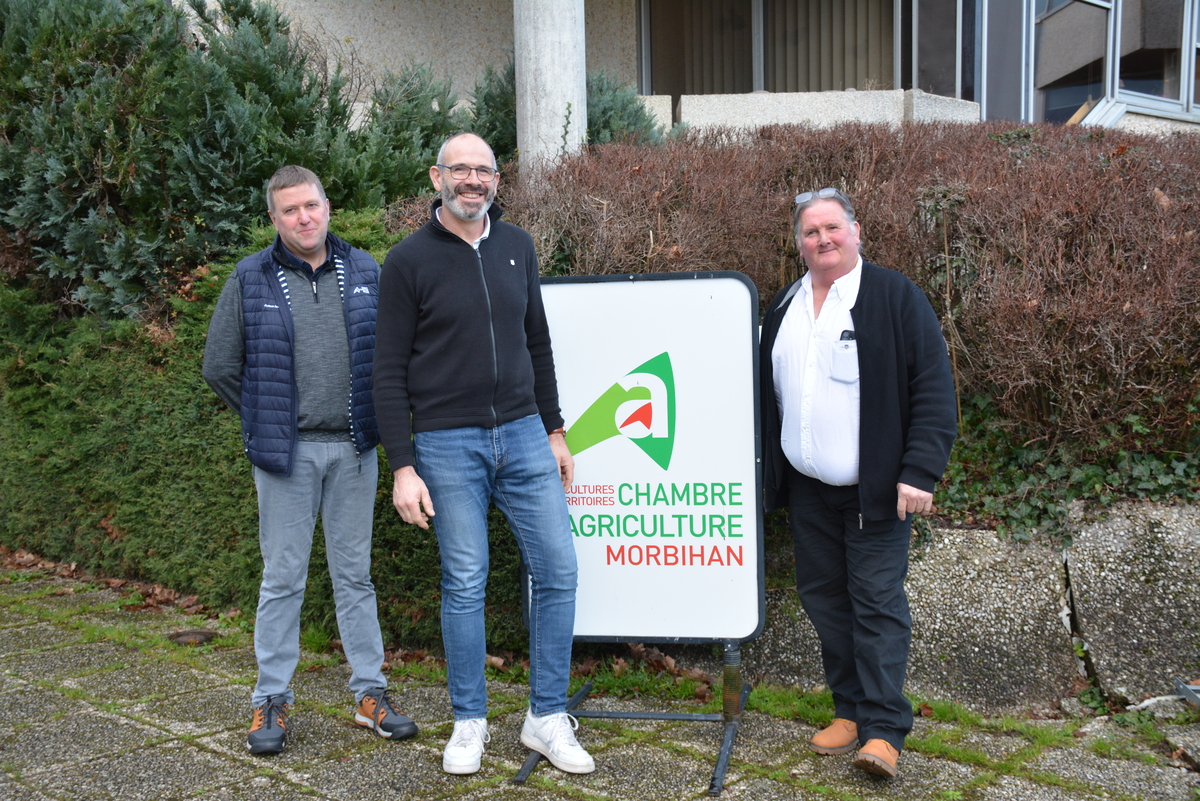 Deux hommes et une femme devant un panneau de la Chambre d'agriculture du Morbihan - Illustration Des réunions d’information pour les candidats