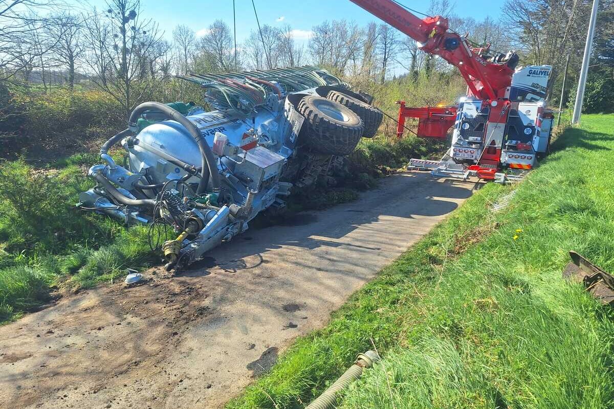 Une grue en train de dégager une tonne à lisier couchée lors d'un accident - Illustration Réglementation routière pour le secteur agricole : Rouler trop chargé donc non assuré