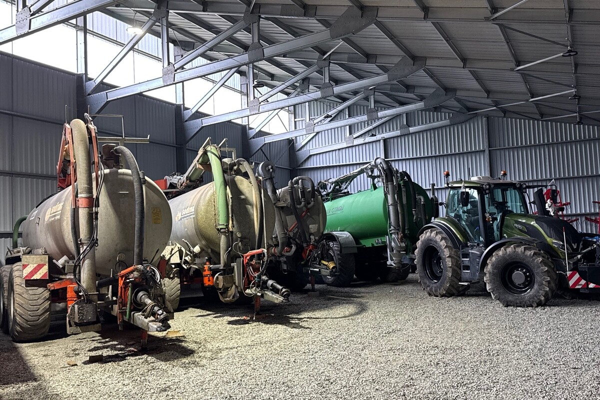 Des tonnes à lisier et un tracteurs dans un hangar à matériel agricole - Illustration Évaluer son attelage : L’œil sur les données de ses matériels