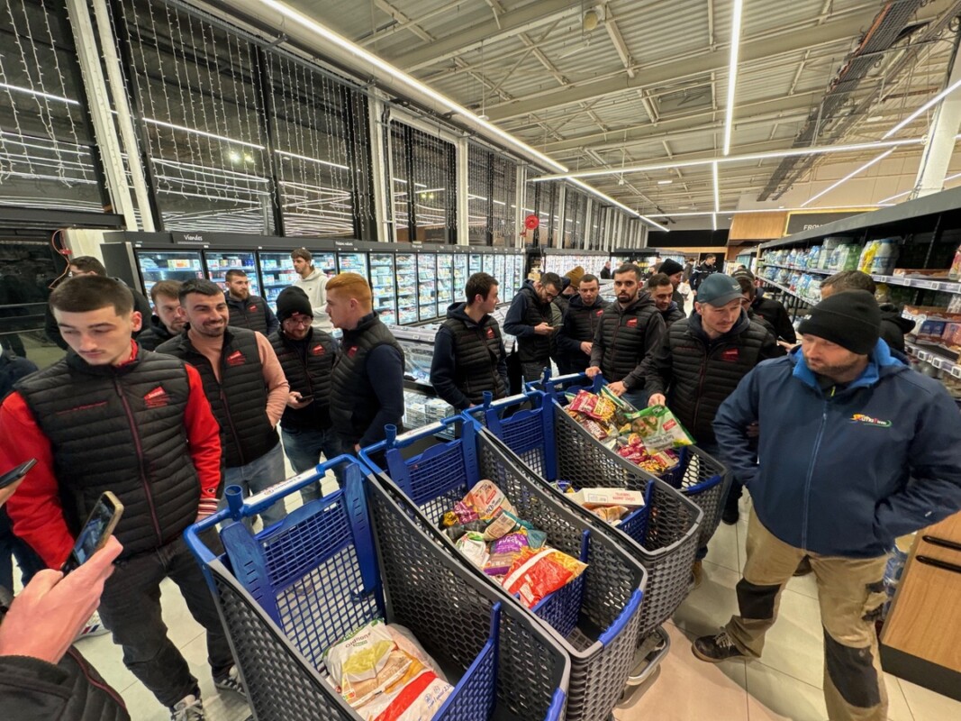 Les JA contrôle l'origine des produits alimentaires à l'hypermarché Leclerc de Lamballe. 