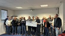 Un groupe de personnes lors de la remise d'un chèque géant