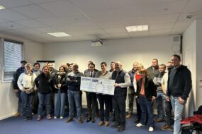 Un groupe de personnes lors de la remise d'un chèque géant
