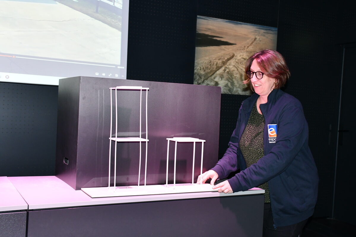 Une femme remue une maquette - Illustration Dans les secrets des séismes