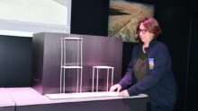 Une femme remue une maquette