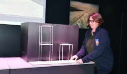 Une femme remue une maquette