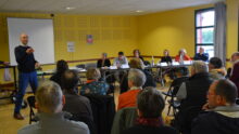 Une assemblée dans une salle